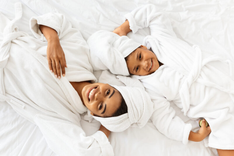 Moment plaisir : sérénité partagée entre maman-enfant